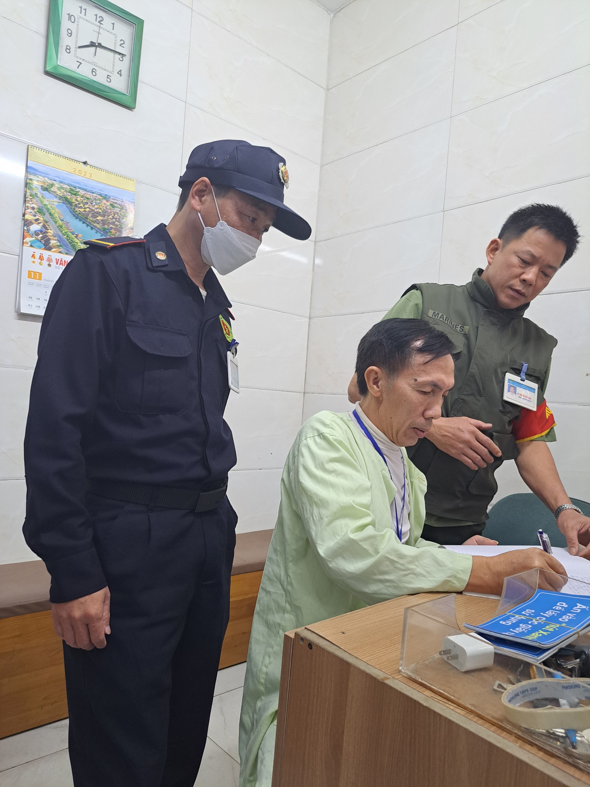 NHÂN VIÊN BẢO VỆ BỆNH VIỆN NHẶT ĐƯỢC CỦA RƠI, TRẢ LẠI NGƯỜI LÀM MẤT